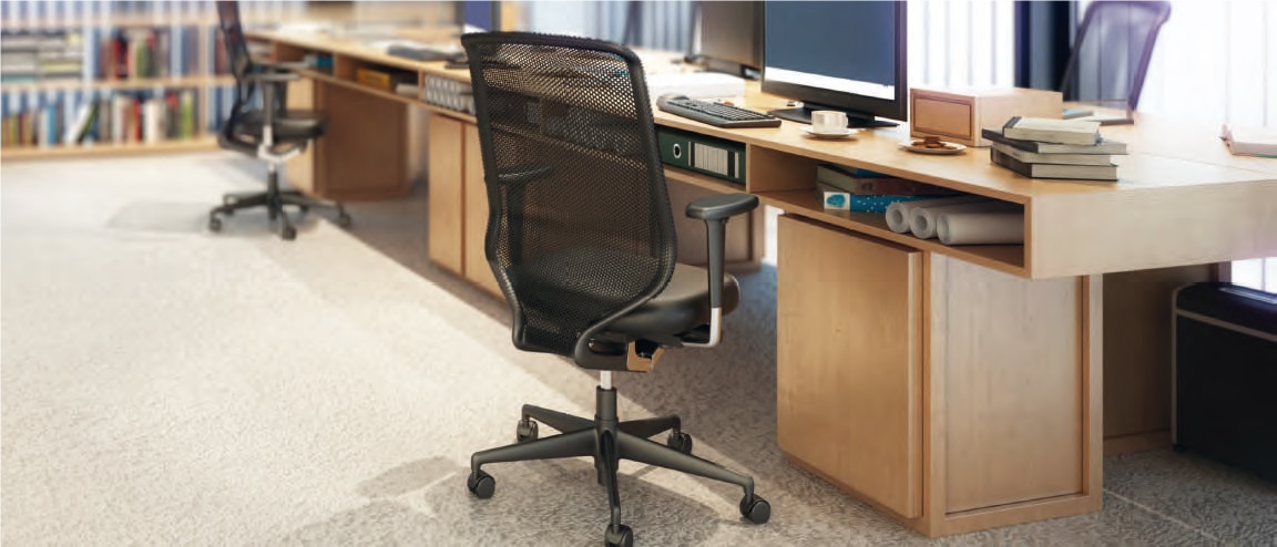 Zwei Schreibtische im Büro