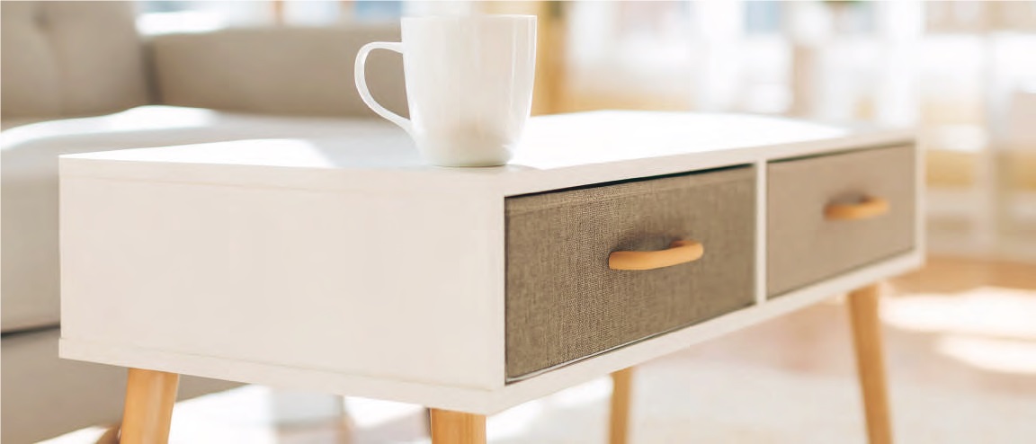 Ein Couchtisch mit Schubladen
