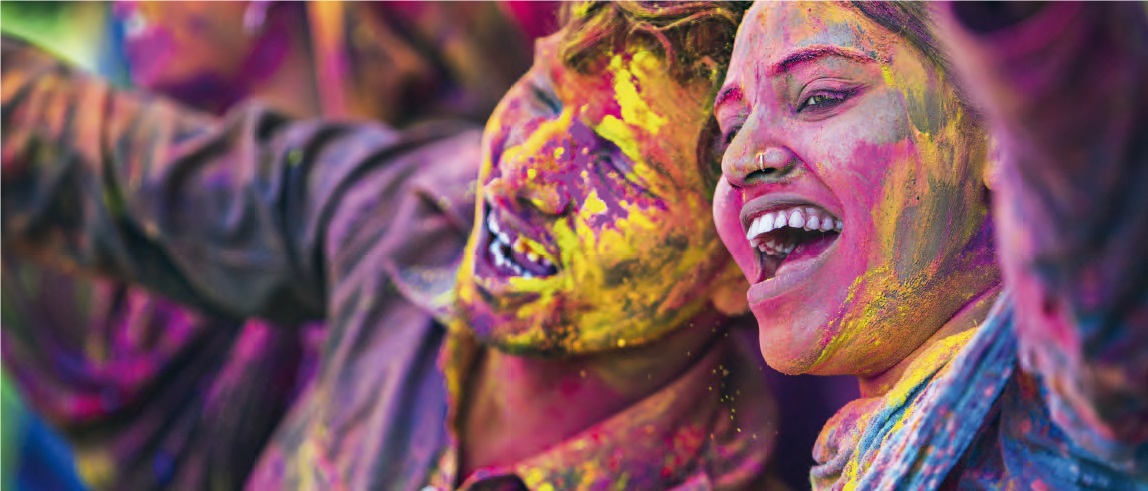 Zwei Menschen mit bunten Farben im Gesicht