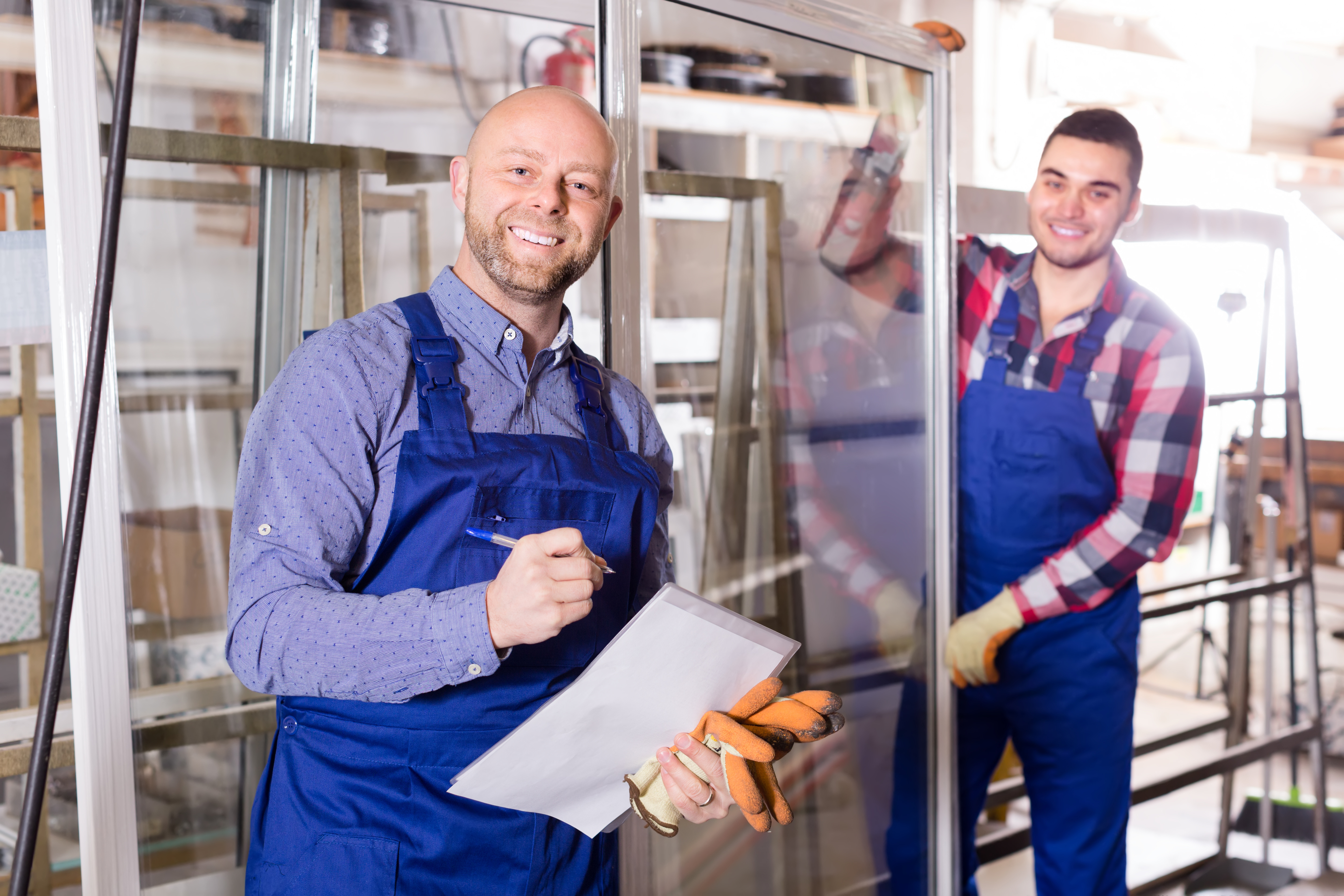 Zwei Handwerker mit einem Fenster