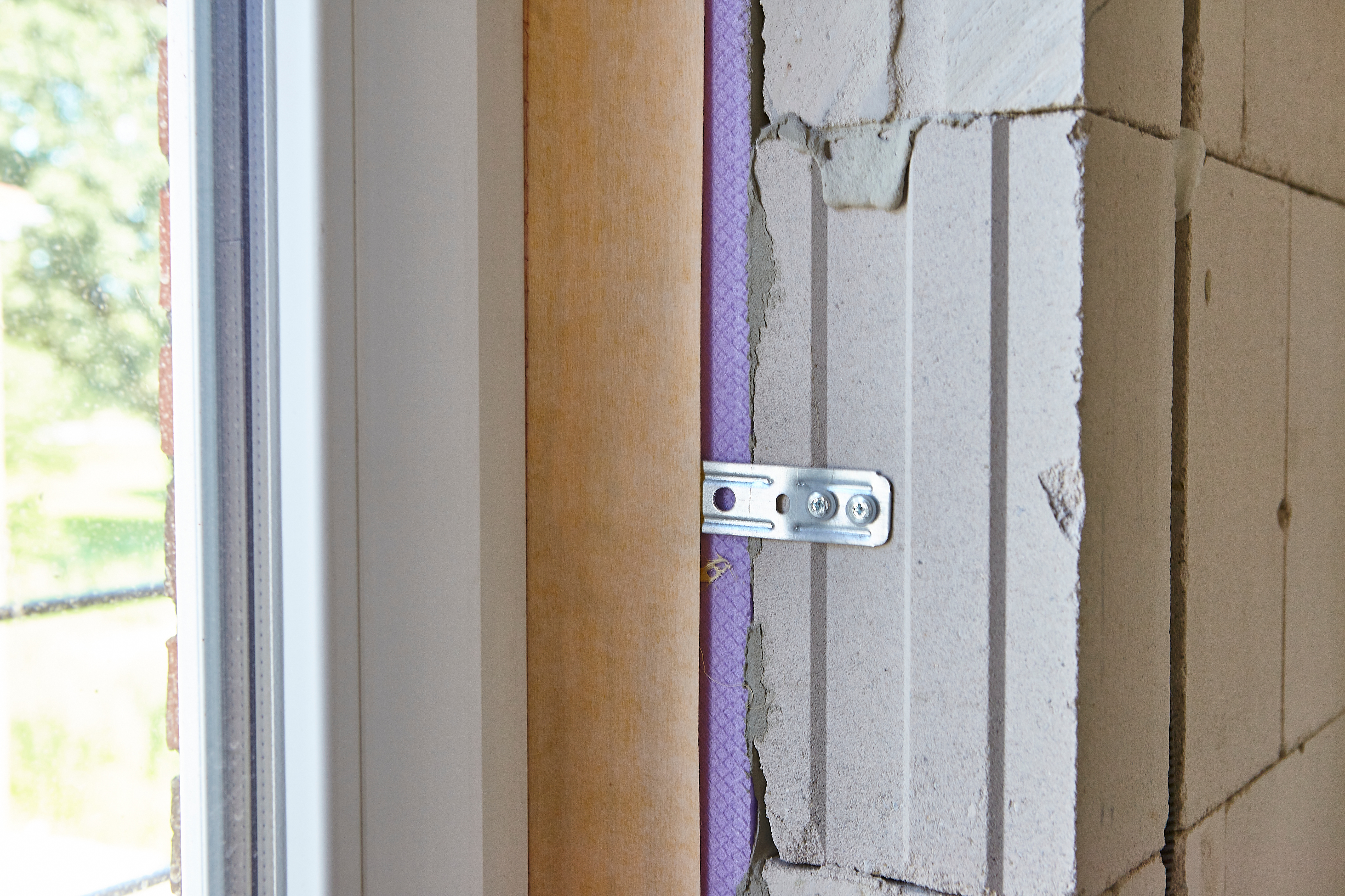 Unverputzte Wand mit eingebautem Fenster