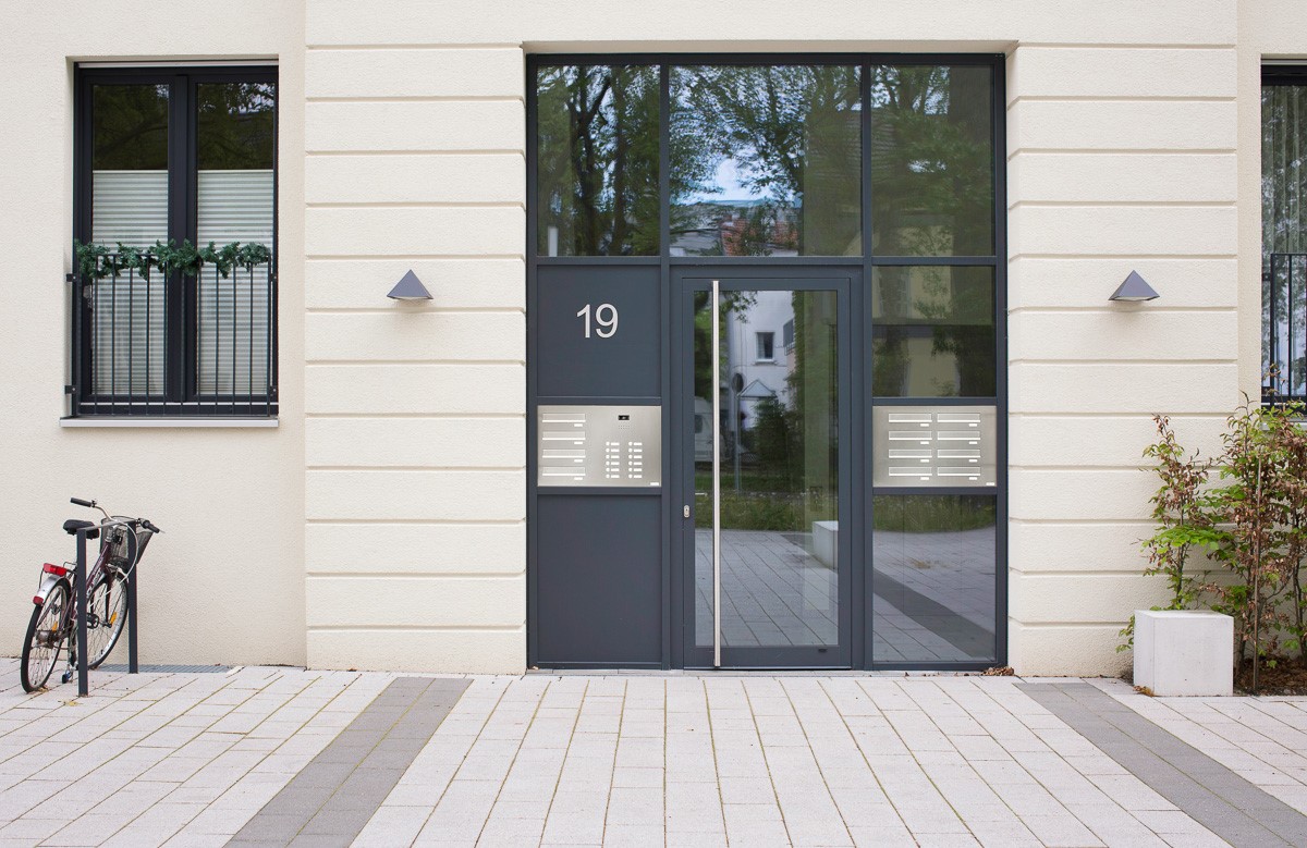 Hauseingang eines Mehrfamilienhauses
