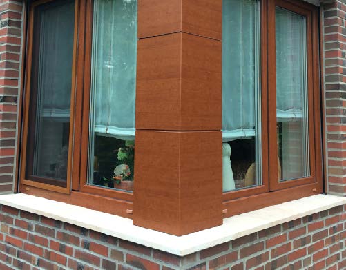 Eckfenster mit rotbrauner Fensterverkleidung