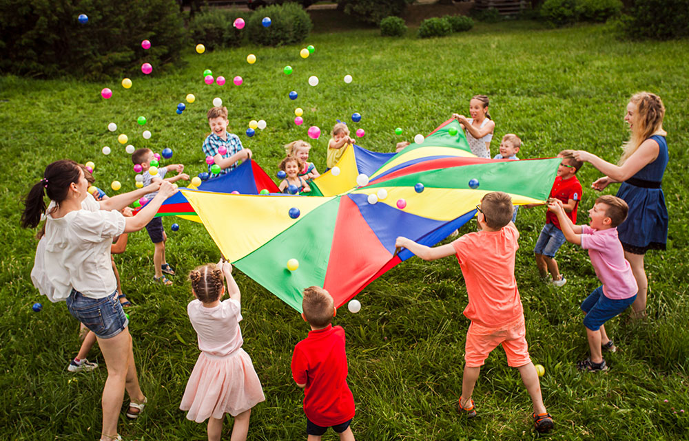 Kinder spielen gemeinsam auf einer Wiese
