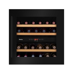 Amica Vollraum-Kühlschrank, Energieeffizienzklasse G X-Type Design, schwarz max. Anzahl Bordeauxflaschen (0,75 l), pro Jahr 140 kWh, Nutzinhalt total: 75l Kompressor-Technik Steuerung: elektronisch, digitales Display Temperaturzonen: 2, Temperaturbereich: 5 - 20 Tür-Offen-Alarm, Ventilator, Beleuchtung: LED, Lautstärke: 39 dB, 3x Holzlagerböden Buche Dreifach verglaste Tür (Rauchglas) mit UV-Schut