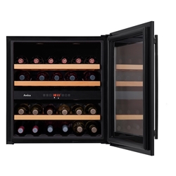 Amica Vollraum-Kühlschrank, Energieeffizienzklasse G X-Type Design, schwarz max. Anzahl Bordeauxflaschen (0,75 l), pro Jahr 140 kWh, Nutzinhalt total: 75l Kompressor-Technik Steuerung: elektronisch, digitales Display Temperaturzonen: 2, Temperaturbereich: 5 - 20 Tür-Offen-Alarm, Ventilator, Beleuchtung: LED, Lautstärke: 39 dB, 3x Holzlagerböden Buche Dreifach verglaste Tür (Rauchglas) mit UV-Schut